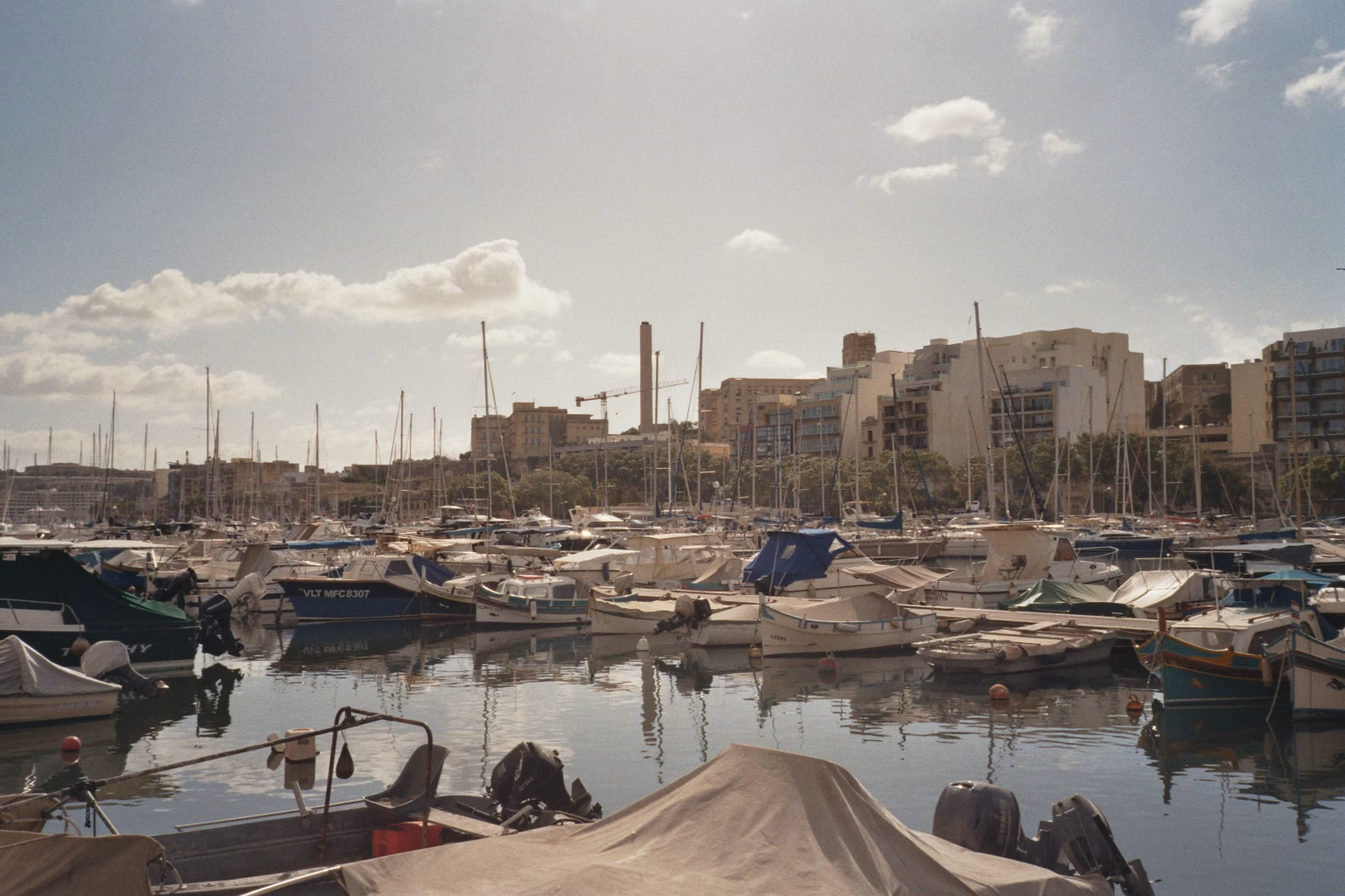 Dicht besetzter Jachthafen in Malta im analogen Gegenlicht.