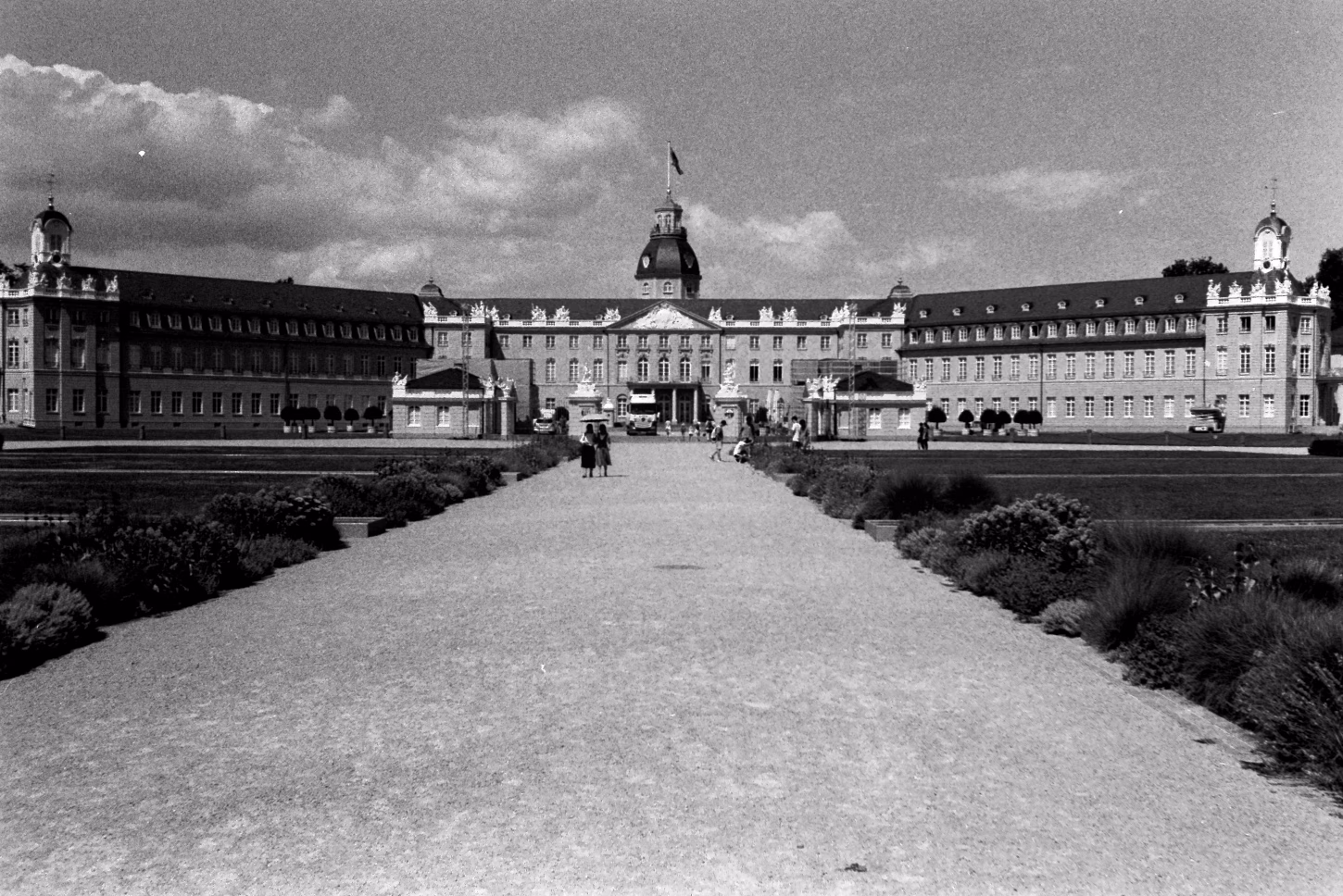 Symmetrische Schwarz-Weiß-Ansicht des Karlsruher Schlosses vom Schlossplatz aus.